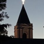 09.05.2024 oświetlenie krzyża na wieży kościoła 15