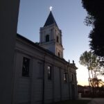 09.05.2024 oświetlenie krzyża na wieży kościoła 16