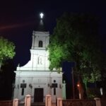 09.05.2024 oświetlenie krzyża na wieży kościoła 18
