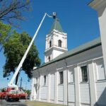 09.05.2024 oświetlenie krzyża na wieży kościoła 2