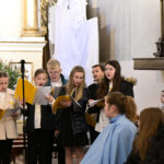 2025.10.26 koncert ku czci św Jana Pawła II w wykonaniu uczniów ze SP im Jana Pawła II w Kruszu 1