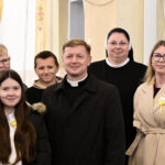 2025.10.26 koncert ku czci św Jana Pawła II w wykonaniu uczniów ze SP im Jana Pawła II w Kruszu 25