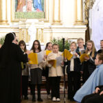 2025.10.26 koncert ku czci św Jana Pawła II w wykonaniu uczniów ze SP im Jana Pawła II w Kruszu 3