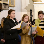 2025.10.26 koncert ku czci św Jana Pawła II w wykonaniu uczniów ze SP im Jana Pawła II w Kruszu 9