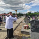 2025.08.17 przy grobie spoczywającego na naszym cmentarzu żołnierza Bitwy Warszawskiej 1920 47