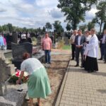 2025.08.17 przy grobie spoczywającego na naszym cmentarzu żołnierza Bitwy Warszawskiej 1920 66
