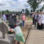 2025.08.17 przy grobie spoczywającego na naszym cmentarzu żołnierza Bitwy Warszawskiej 1920 67