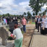 2025.08.17 przy grobie spoczywającego na naszym cmentarzu żołnierza Bitwy Warszawskiej 1920 69
