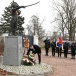 2025.11.11 złożenie kwiatów przed pomnikiem Gen. F. Żymirskiego 45