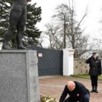 2025.11.11 złożenie kwiatów przed pomnikiem Gen. F. Żymirskiego 49